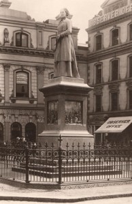 The statue in 1912 surrounded by a bank, The Observer Office and the George Hotel.