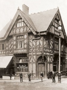 Ye Olde Woolpack in 1906 with the inevitable groups of lads posing. A real problem for many Victorian and Edwardian photographers.