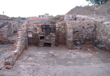 An oven revealed in one of the ground floor rooms or cellars. This is very close to the area once occupied by the Bull's Head.